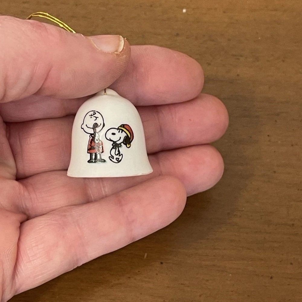 VINTAGE PEANUTS SNOOPY & CHARLIE BROWN TINY CERAMIC BELL CHRISTMAS ORNAMENT - Picture 2 of 5